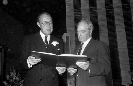 Uitreiking Erasmusprijs 1968. Prins Bernhard overhandigd de prijs aan Henry Moor, Bestanddeelnr 921-3145