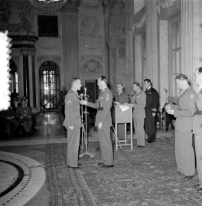 Uitreiking onderscheiding Prins Bernhard Koninklijk Paleis Amsterdam, Bestanddeelnr 905-6912