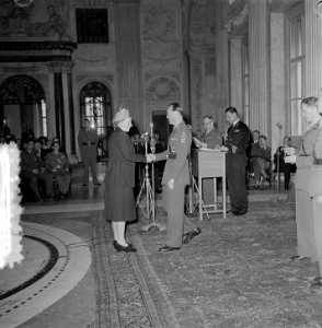 Uitreiking onderscheiding Prins Bernhard Koninklijk Paleis Amsterdam, Bestanddeelnr 905-6892