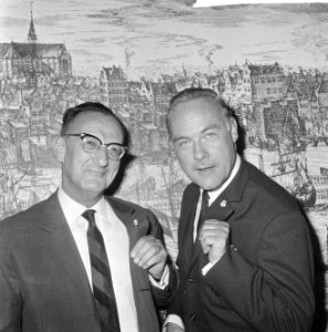 Uitreiking Gouden Harp in Carltonhotel, Eddie Christiani (rechts) en Benedict Si, Bestanddeelnr 918-2064