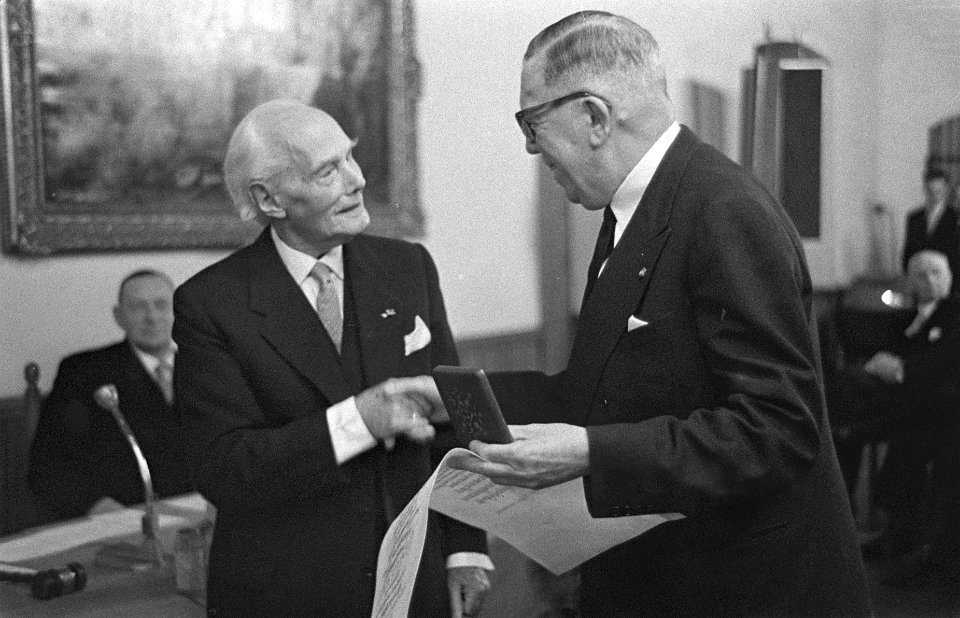 Uitreiking gouden Generaal Snijders Medaille aan de heer C Kalff voorzitter (KN, Bestanddeelnr 910-8910