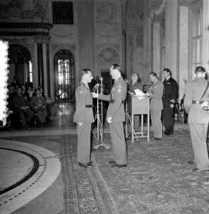 Uitreiking onderscheiding Prins Bernhard Koninklijk Paleis Amsterdam, Bestanddeelnr 905-6911