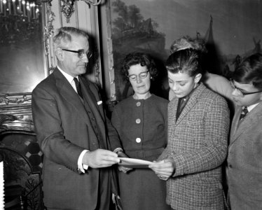 Uitreiking diploma aan Peter Duivenbode door Engelse ambassadeur, vlnr ambas, Bestanddeelnr 912-0644