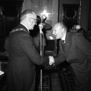 Uitreiking lintjes door burgemeester mr G E van Walsum te Rotterdam, Bestanddeelnr 911-2001