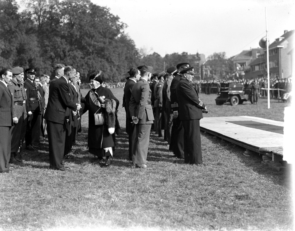 Uitreiking decoraties in Arnhem (Park Sonsbeek). Prinses Wilhelmina (met Militai, Bestanddeelnr 903-0445