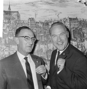 Uitreiking Gouden Harp in Carltonhotel, Eddie Christiani (rechts) en Benedict Si, Bestanddeelnr 918-2063
