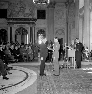 Uitreiking onderscheiding Prins Bernhard Koninklijk Paleis Amsterdam, Bestanddeelnr 905-6899
