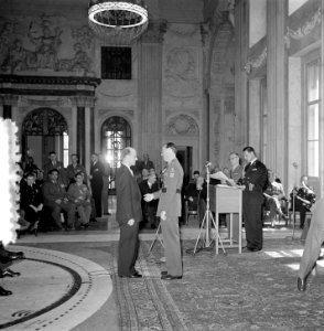 Uitreiking onderscheiding Prins Bernhard Koninklijk Paleis Amsterdam, Bestanddeelnr 905-6900