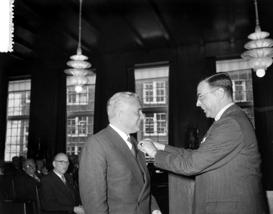 Uitreiking lintjes ter ere van Koninginnedag Burgemeester Van Hall in Amsterdam, Bestanddeelnr 908-5369