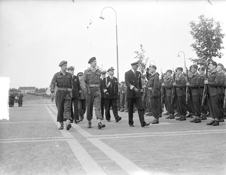 Uitreiking Militaire Willems-Orde door prins Bernhard aan generaal-majoor der In, Bestanddeelnr 903-6038