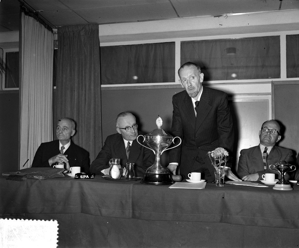 Uitreiking Matla Cup aan heer Matla Rotterdam, Bestanddeelnr 906-7215