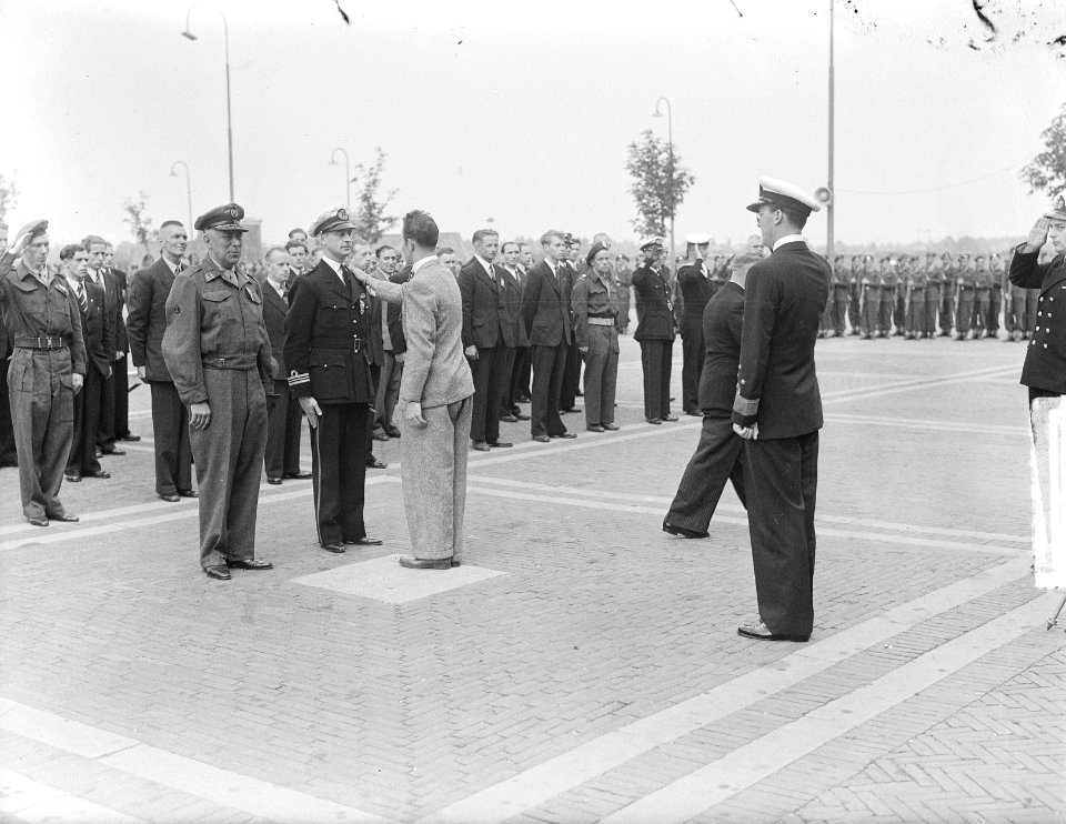 Uitreiking Militaire Willems-Orde door prins Bernhard aan generaal-majoor der In, Bestanddeelnr 903-6039