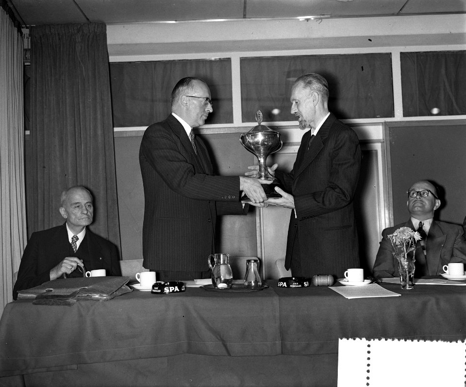 Uitreiking Matla Cup aan heer Matla Rotterdam, Bestanddeelnr 906-7214