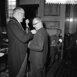 Uitreiking lintjes door burgemeester mr G E van Walsen te Rotterdam, Bestanddeelnr 911-2000