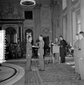 Uitreiking onderscheiding Prins Bernhard Koninklijk Paleis Amsterdam, Bestanddeelnr 905-6898