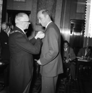 Uitreiking lintjes door burgemeester mr G E van Walsum te Rotterdam, Bestanddeelnr 911-1999