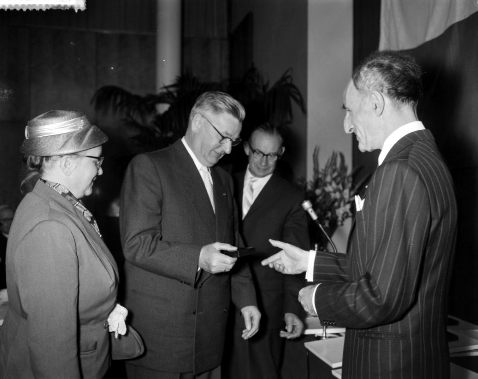 Uitreiking medailles aan gezagvoerders van de GHV, uitreiking zilveren medaille , Bestanddeelnr 911-5152