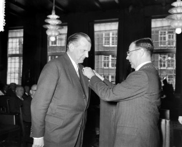Uitreiking lintjes ter ere van Koninginnedag Burgemeester Van Hall in Amsterdam, Bestanddeelnr 908-5366