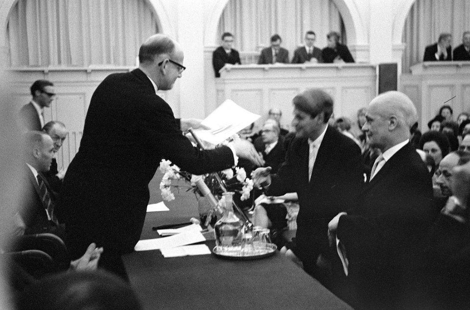 Uitreiking Nijhoffprijs voor vertalingen in Den Haag , midden de heer J. Piron e, Bestanddeelnr 914-7677