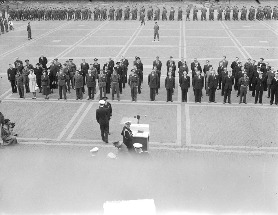 Uitreiking Militaire Willems-Orde door prins Bernhard aan generaal-majoor der In, Bestanddeelnr 903-6037