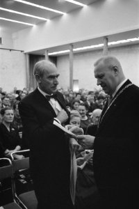 Uitreiking Cultuurprijs van de Schilderkunst aan Professor dr G V A Roling, Bestanddeelnr 912-1645