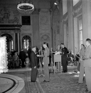 Uitreiking onderscheiding Prins Bernhard Koninklijk Paleis Amsterdam, Bestanddeelnr 905-6896