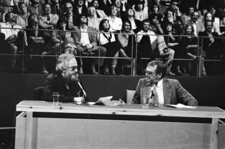 Uitreiking Nipkowschijf en Reinmicrofoon Tonny van Verre (l) wordt geïnterviewd, Bestanddeelnr 929-8878