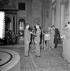 Uitreiking onderscheiding Prins Bernhard Koninklijk Paleis Amsterdam, Bestanddeelnr 905-6904