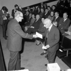 Uitreiking David Roellprijs 1964 , Piet Zwart (r) ontvangt prijs van prof. De Ga, Bestanddeelnr 917-1514