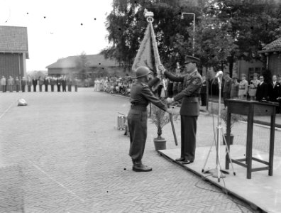 Uitreiking nieuw vaandel van het garderegiment Jagers door Prins Bernhard aan lu, Bestanddeelnr 907-2297
