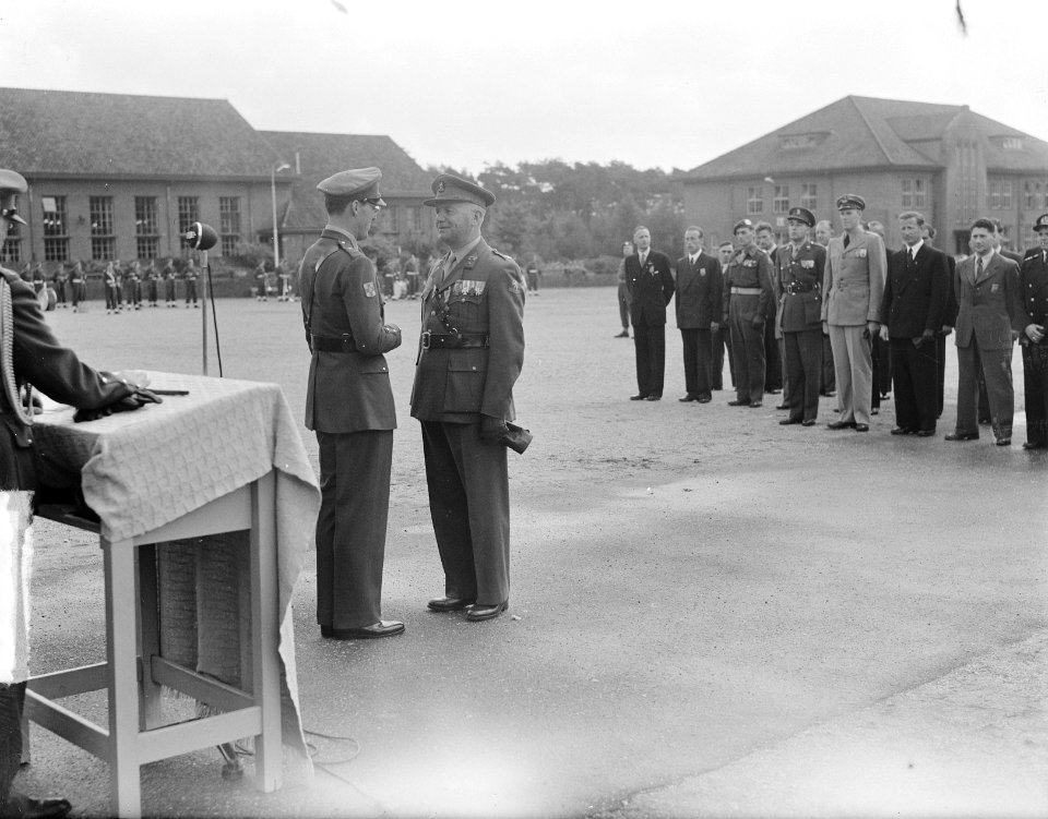 Uitreiking onderscheiding Prins Bernhard ridder MWO Amersfoort, Bestanddeelnr 903-6079