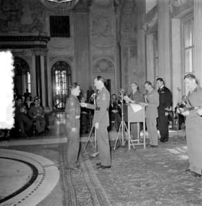 Uitreiking onderscheiding Prins Bernhard Koninklijk Paleis Amsterdam, Bestanddeelnr 905-6909