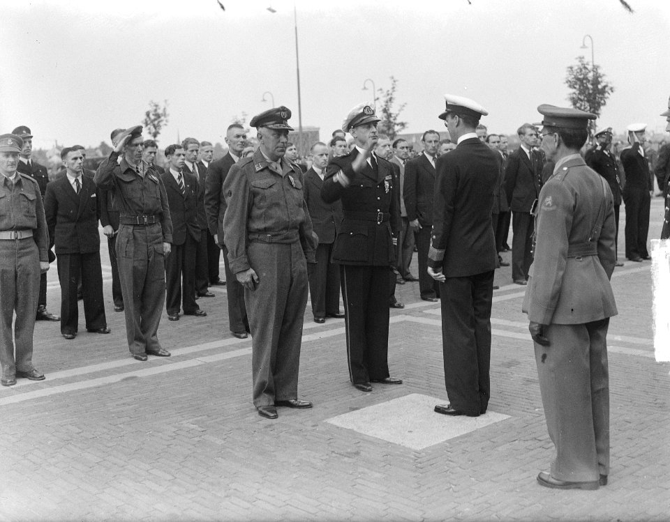 Uitreiking Militaire Willems-Orde door prins Bernhard aan generaal-majoor der In, Bestanddeelnr 903-6036