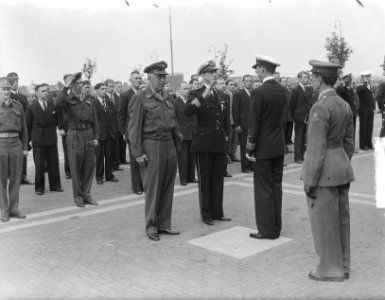 Uitreiking Militaire Willems-Orde door prins Bernhard aan generaal-majoor der In, Bestanddeelnr 903-6036