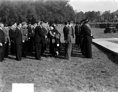 Uitreiking decoraties in Arnhem (Park Sonsbeek). Prinses Wilhelmina (met Milita…, Bestanddeelnr 903-0450