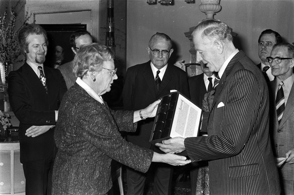Uitreiking Delftse bijbel aan koningin Juliana door de heer Elfferich, Bestanddeelnr 929-0983