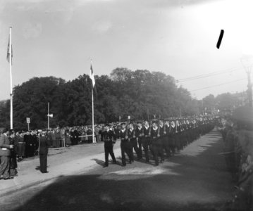 Uitreiking decoraties in Arnhem (Park Sonsbeek). Parade van militaire eenheden, Bestanddeelnr 903-0456