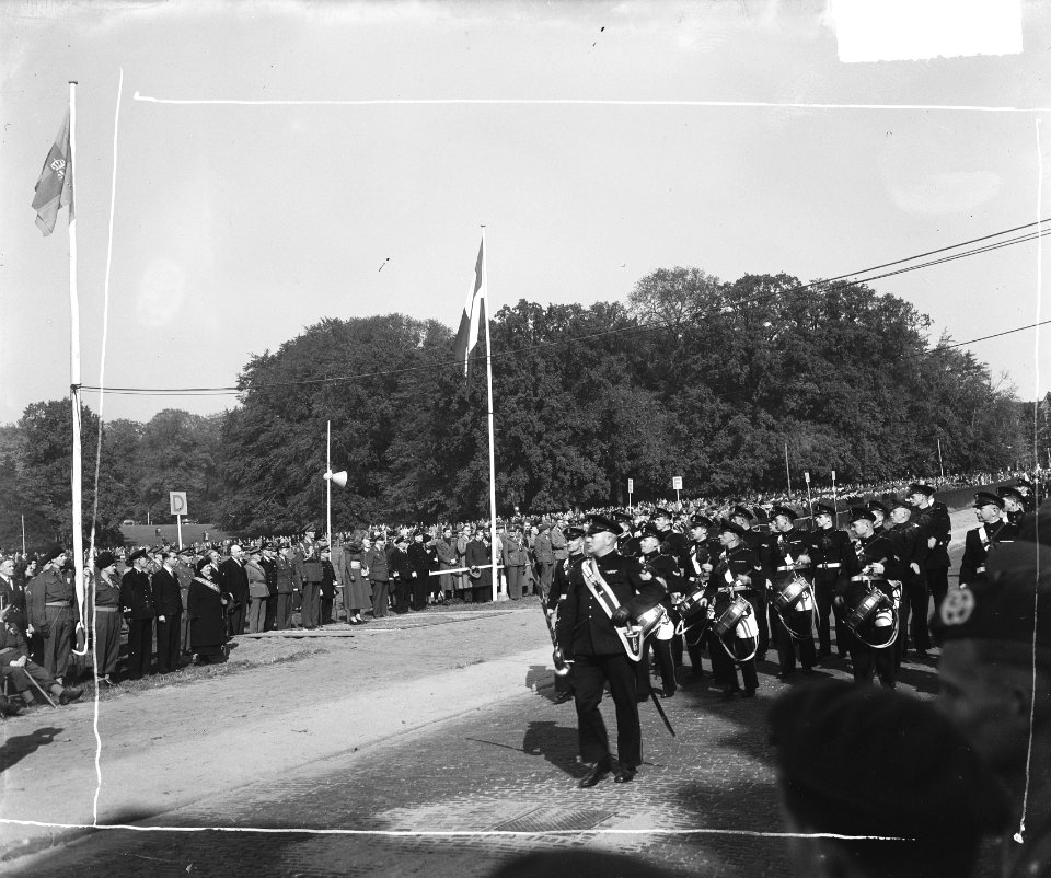Uitreiking decoraties in Arnhem (Park Sonsbeek). Parade van militaire eenheden, Bestanddeelnr 903-0455