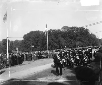 Uitreiking decoraties in Arnhem (Park Sonsbeek). Parade van militaire eenheden, Bestanddeelnr 903-0455