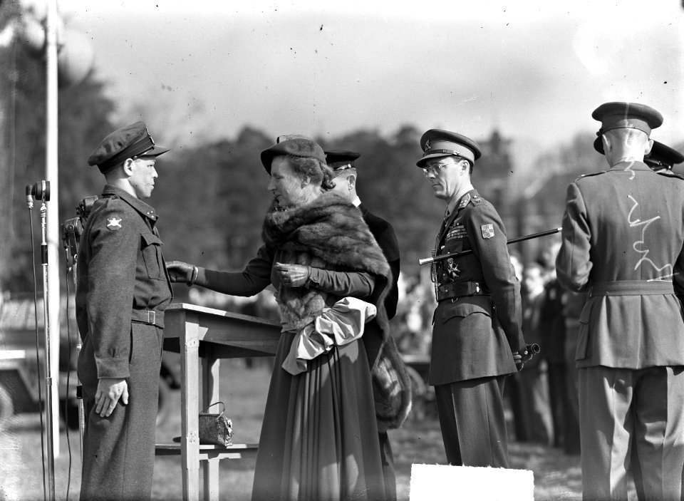 Uitreiking decoraties in Arnhem (Park Sonsbeek). Koningin Juliana spelt ondersch, Bestanddeelnr 903-0444