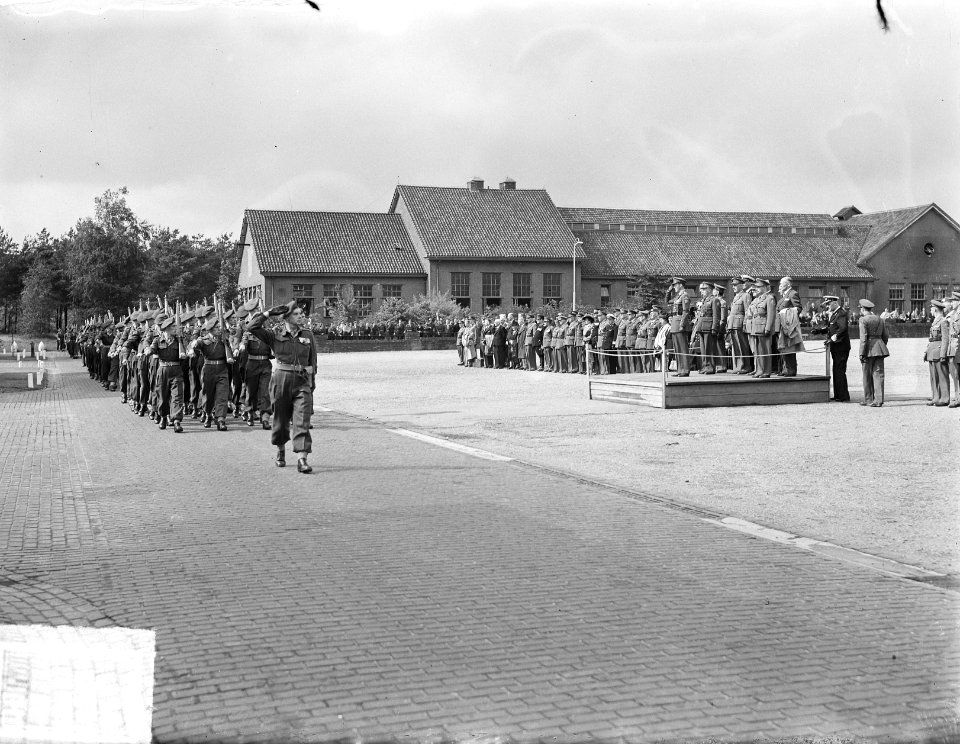 Uitreiking onderscheiding Prins Bernhard ridder MWO Amersfoort, Bestanddeelnr 903-6077