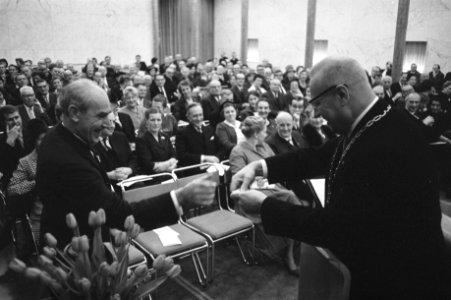 Uitreiking Cultuurprijs van de Schilderkunst aan Professor dr G V A Roling, Bestanddeelnr 912-1646