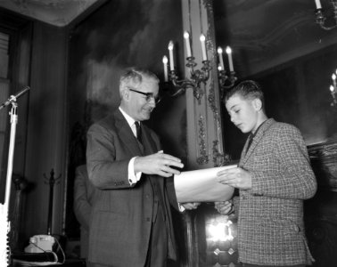 Uitreiking diploma aan Peter Duivenbode door Engelse ambassadeur, vlnr ambas, Bestanddeelnr 912-0643