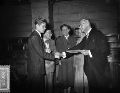 Uitreiking Reina Prinsen Geerligsprijs aan Henk Meijer door R.H. Prinsen Geerlig, Bestanddeelnr 906-8614