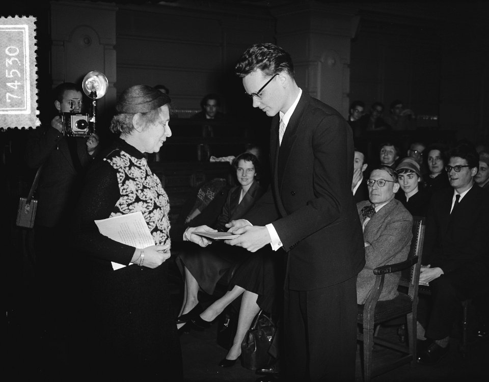 Uitreiking Reina Prinsen Geerlingsprijs aan de schrijver W.G. Klooster (20 jaar , Bestanddeelnr 907-4530
