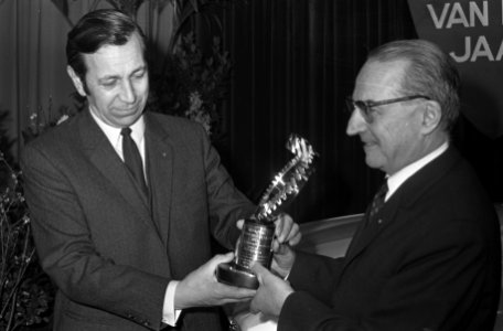 Uitreiking Auto van het jaar trophee aan president dir. gen. S.A. Automobiles P, Bestanddeelnr 922-1011