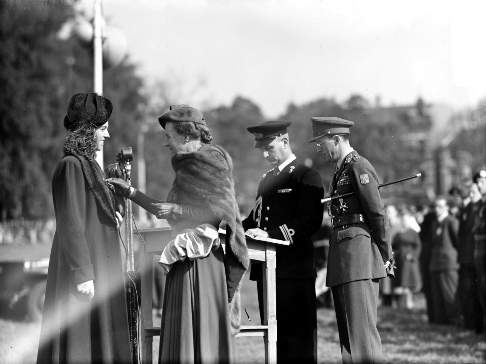 Uitreiking decoraties in Arnhem (Park Sonsbeek). Koningin Juliana spelt ondersch, Bestanddeelnr 903-0439