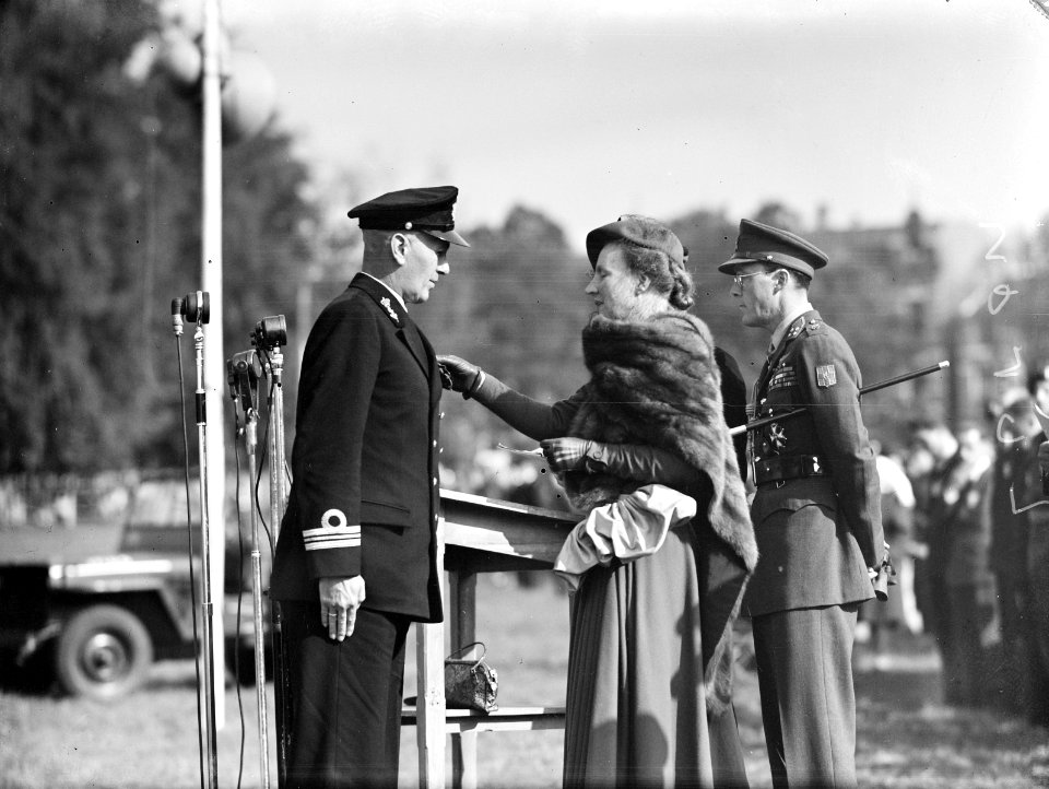 Uitreiking decoraties in Arnhem (Park Sonsbeek). Koningin Juliana spelt ondersch, Bestanddeelnr 903-0434