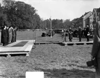 Uitreiking decoraties in Arnhem (Park Sonsbeek), Bestanddeelnr 903-0433