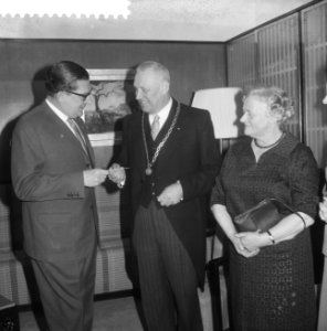 Uitreiking Cultuurprijs 1962 door burgemeester Boot van Hilversum aan Gabr. Suit, Bestanddeelnr 913-5937